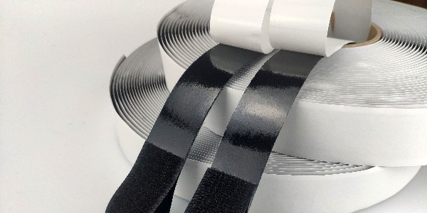 背膠魔術(shù)貼撕下來的時(shí)候會(huì)留膠嗎？