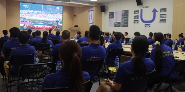 杰誠(chéng)魔術(shù)貼停工組織全員觀禮閱兵：以實(shí)業(yè)初心致敬民族精神，以創(chuàng)新使命引領(lǐng)行業(yè)未來