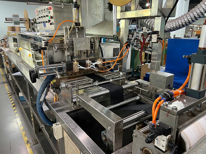 背膠生產(chǎn)線場景 (30)